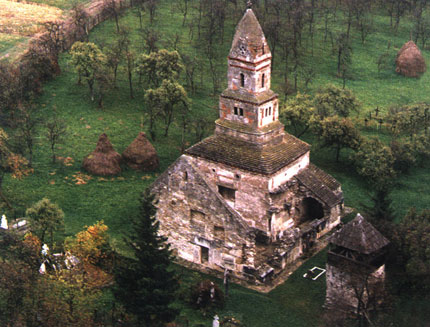 Вид с верху на церковь Денсуш